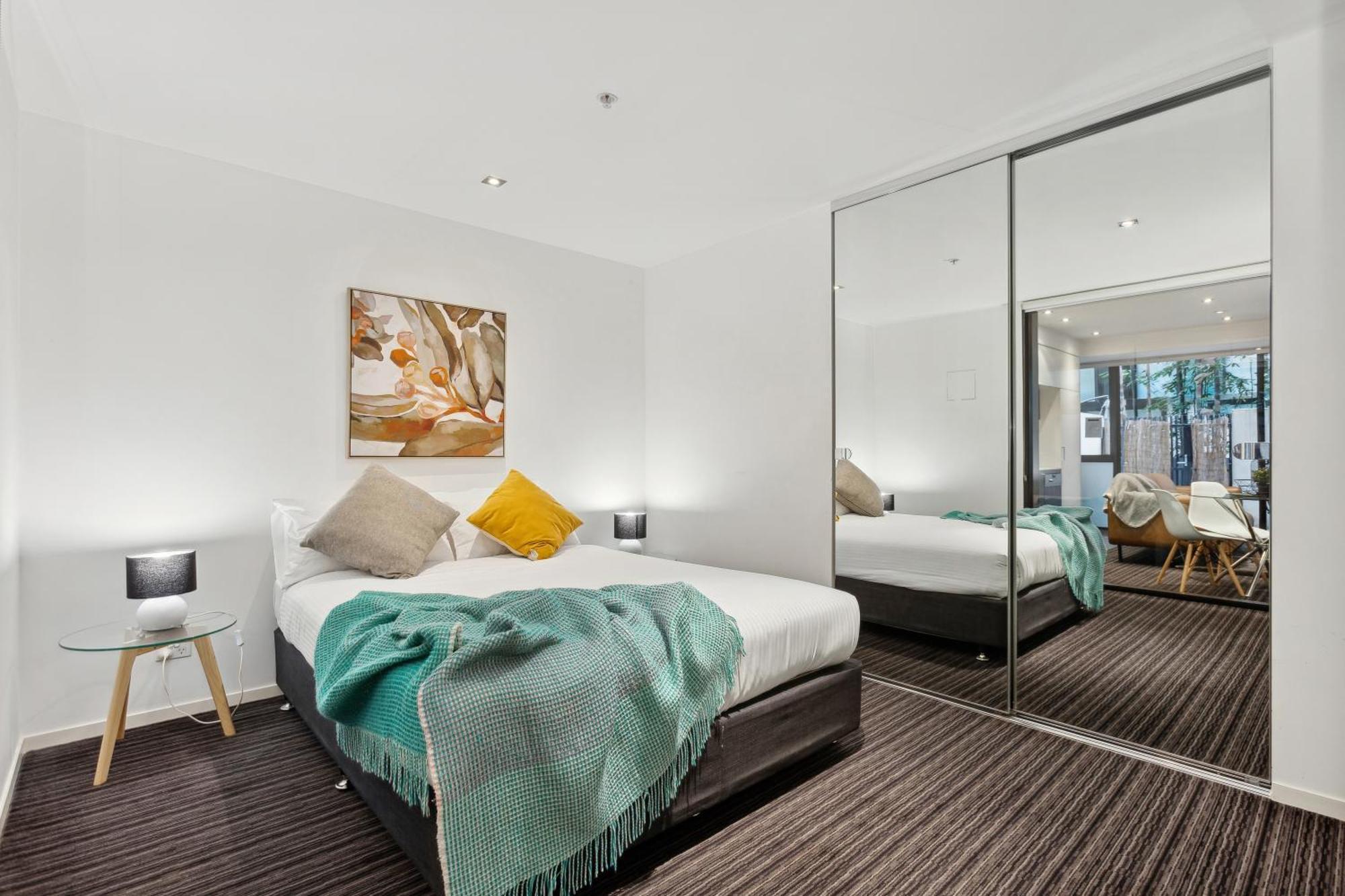 Complete Host Halo Apartments Melbourne Room photo