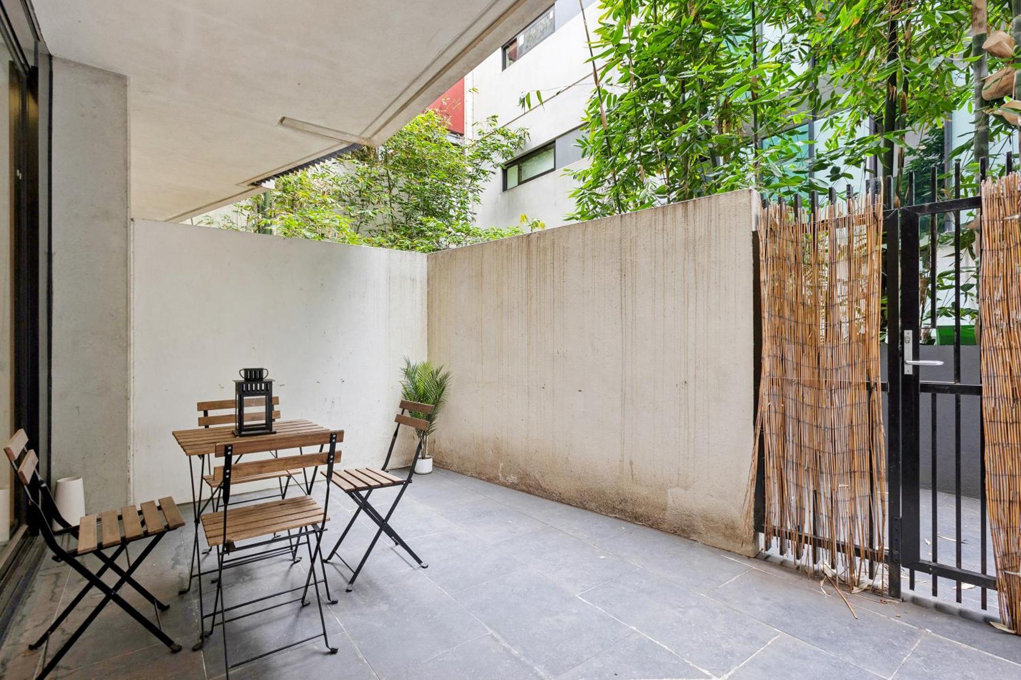 Complete Host Halo Apartments Melbourne Room photo