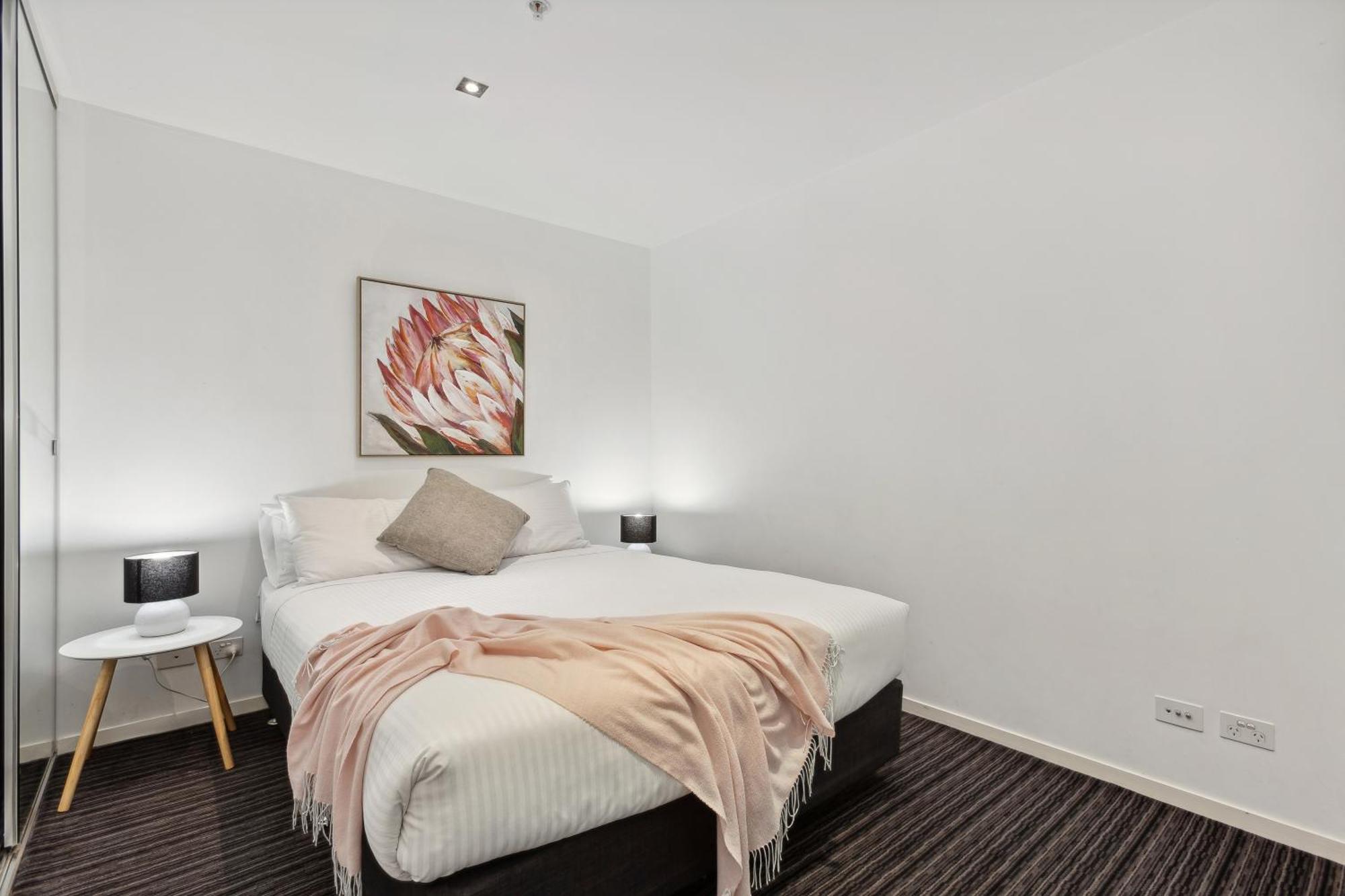 Complete Host Halo Apartments Melbourne Room photo