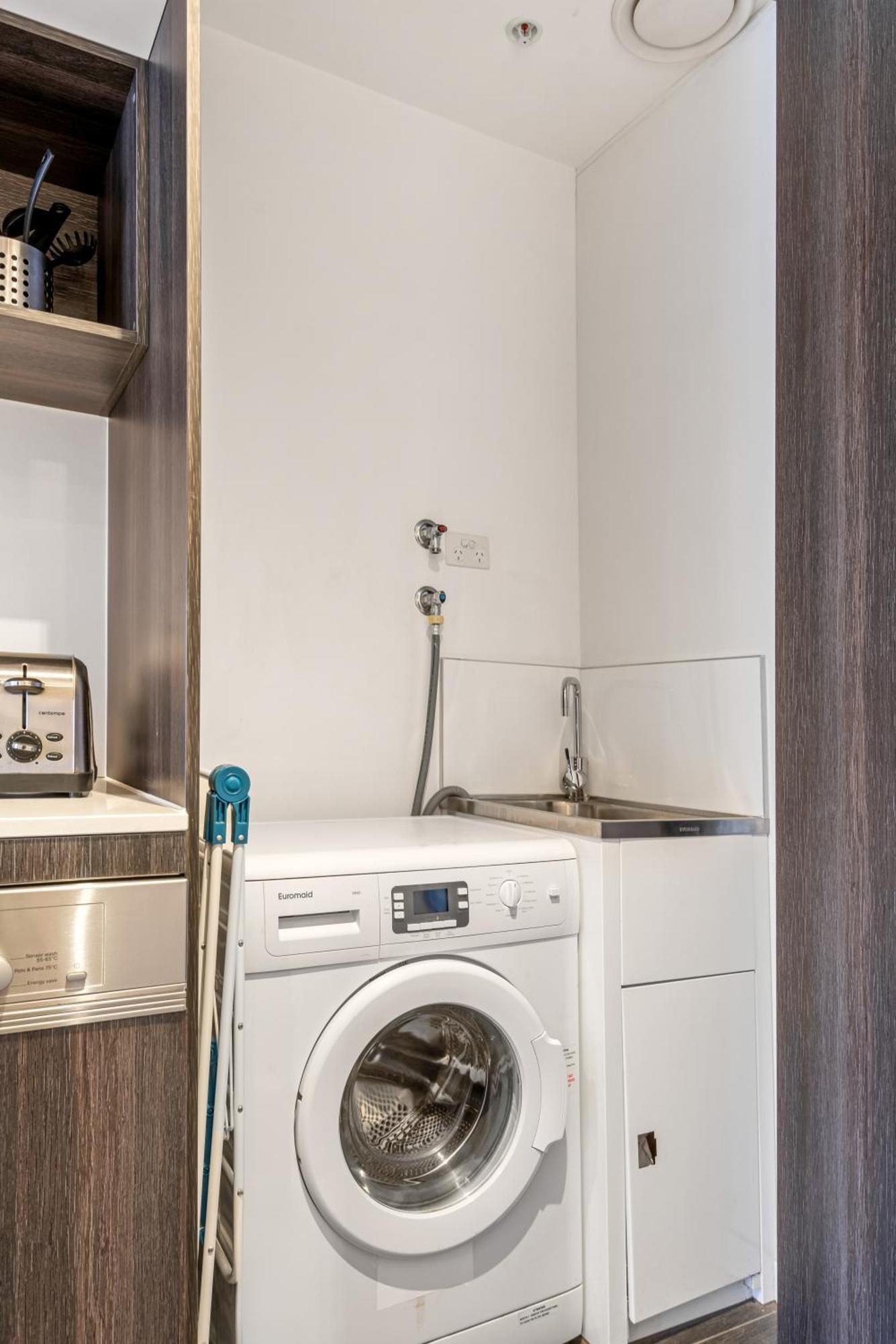 Complete Host Halo Apartments Melbourne Room photo