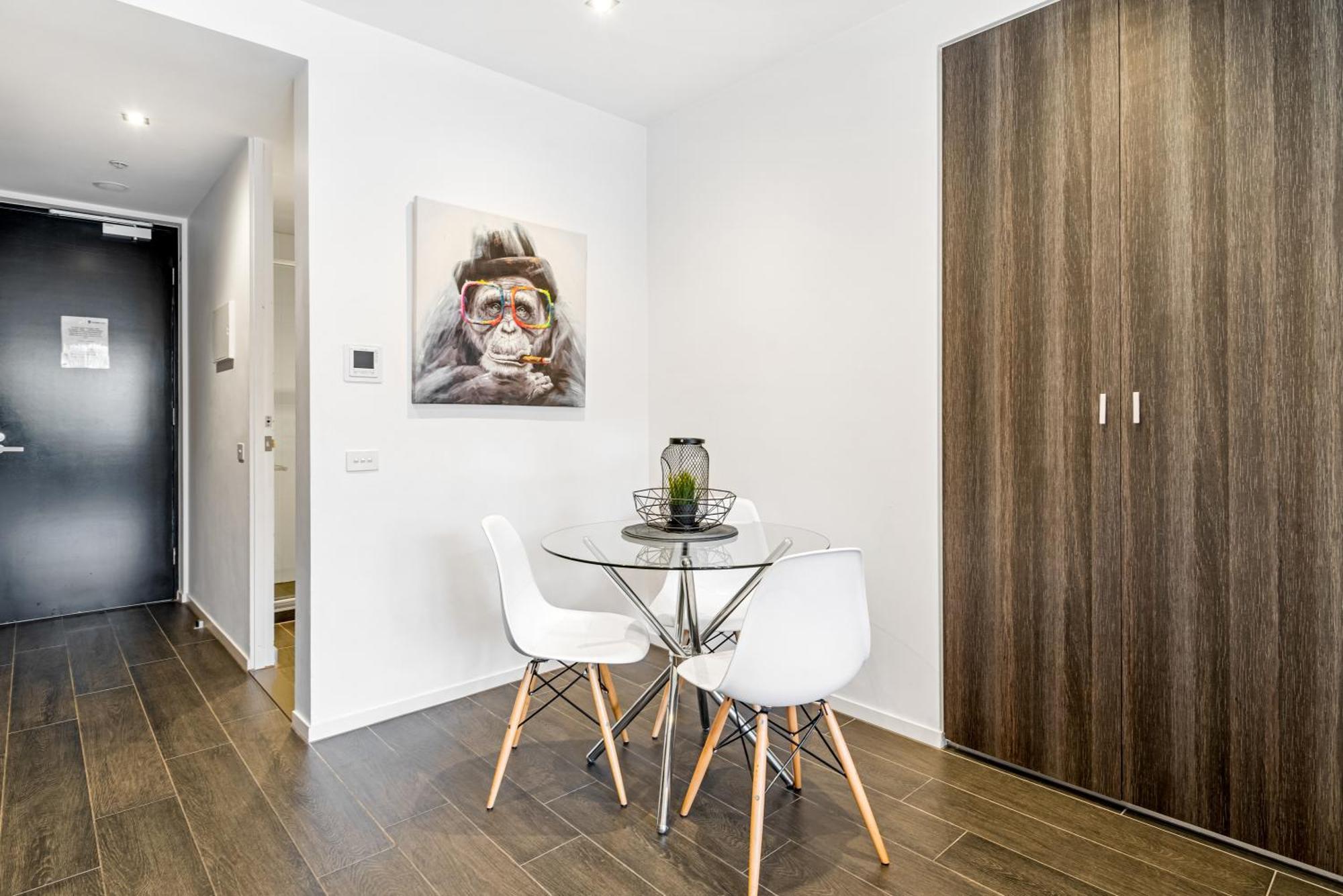 Complete Host Halo Apartments Melbourne Room photo