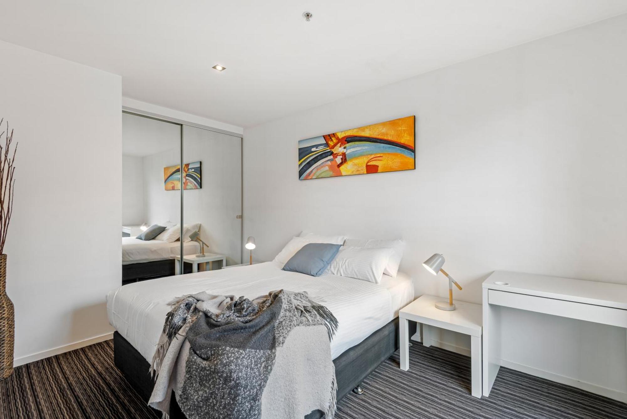 Complete Host Halo Apartments Melbourne Room photo