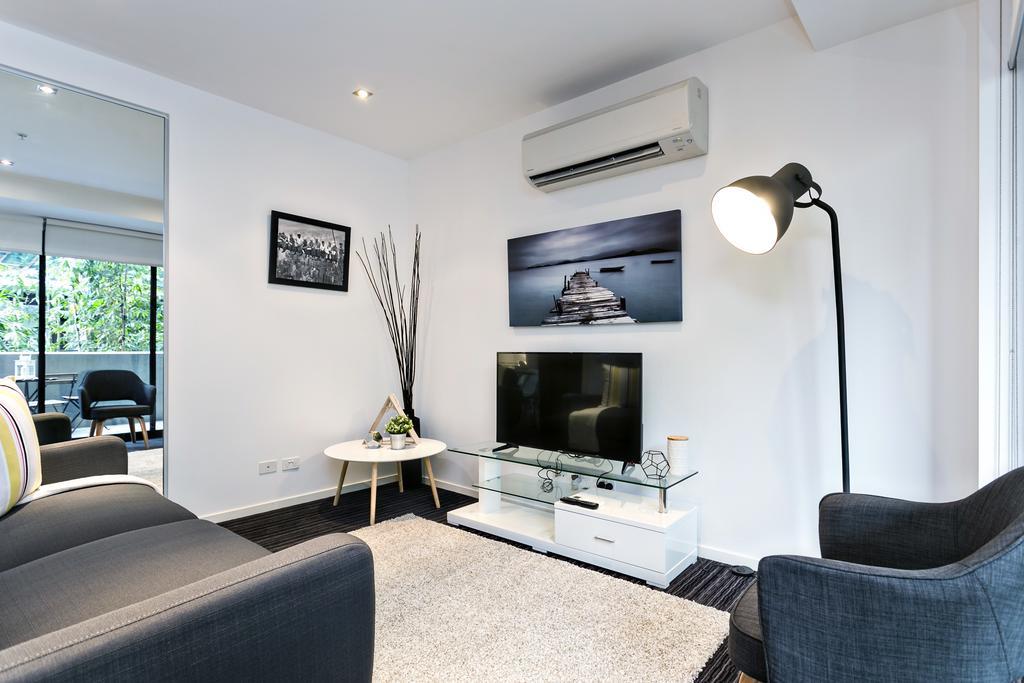 Complete Host Halo Apartments Melbourne Room photo