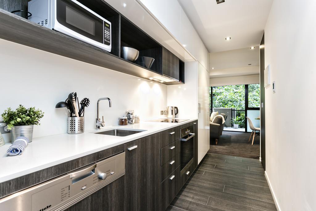 Complete Host Halo Apartments Melbourne Room photo